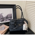 Detailsicht der grauen Jacquard-Tasche mit schwarzem Lederbesatz und Plüsch-Anhänger - Schwarz (Mit Anhänger)