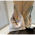 Détail du sac hobo avec charm tasse à café et fine bandoulière en cuir bleu clair - Avec Pendentif / Bleu