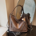 Braune Retro-Ledertasche mit Baseball-Anhänger und praktischem Reißverschluss - Kaffee mit Anhänger