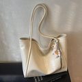 Schicke cremeweiße Tragetasche mit Faltenstruktur und modischem Pony-Anhänger - Beige Mit Anhänger
