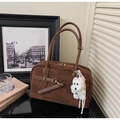 Dunkelbraune Boston-Tasche mit Pixel-Gitterstruktur und süßem weißem Welpen-Anhänger - Kaffee (Mit Anhänger)