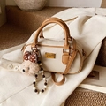 Sac Boston blanc crème avec garniture en cuir marron et breloque ours en peluche - Beige Avec Charme