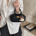 Petit sac à main chic en cuir noir texturé avec un charmant ours en peluche et métal doré - Noir avec pendentif