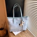 Borsa tote a contrasto azzurro e grigio con trama geometrica e ciondolo a cavallo - Blu con Pendente