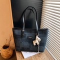 Borsa tote a scacchi blu scuro con cinturini in pelle nera e ciondolo a forma di cavallo - Nero con ciondolo