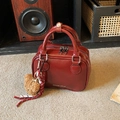Piccola borsa quadrata rosso retrò in pelle sintetica lucida con un ciondolo a orsetto - Con Ciondolo / Borgogna