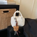 Elegante borsa a scatola bianca trama litchi con ciondolo a orsetto e corda intrecciata - Con Ciondolo / Bianco