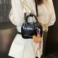 Borsa a tracolla nera lucida effetto stropicciato con ciondolo a forma di orso - Con Ciondolo / Nero