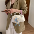 Sac à bandoulière blanc avec charm ours en peluche et logo embossé chic - Avec Pendentif / Blanc