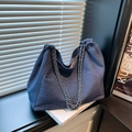 Borsa tote in denim blu scuro alla moda con tracolla a catena e design retrò casual - Blu scuro