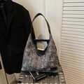 Sac fourre-tout gris à motif floral avec bandoulière en cuir noir et intérieur spacieux - Noir