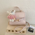Sac bandoulière rose minimaliste avec fermoir doré et un petit charm ours en peluche - Avec Pendentif / Rose