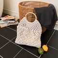 Minimalistische beige macramé strandtas met houten handvaten en kanten strik detail - Beige Met Hanger