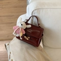 Sac à main rétro en cuir bordeaux avec fermoir doré et charm lapin au crochet - Avec Pendentif / Bordeaux