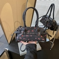 Sac cylindrique en denim gris fleuri avec boucle argentée et bandoulière amovible - Noir