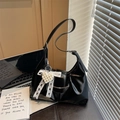 Sac hobo noir en cuir avec détails plissés et un pendentif perle en dentelle - Noir (Avec Charme de Perle)