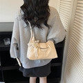 Sac bandoulière crème plissé avec breloque cœur en perles et ruban en dentelle - Blanc Cassé (Avec Charme de Perle)