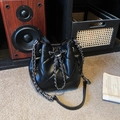 Sac seau matelassé noir avec bandoulière chaîne argentée dans un décor élégant - Noir