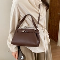Minimalistische donkerbruine lederen Kelly-tas met metalen draaisluiting en schouderband - Bruin