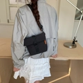 Bolso bandolera con microcuadros negros de nailon duradero y hebilla de ajuste deportivo - Negro
