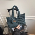 Bolso cubo de punto verde oscuro con colgante de corazón y etiqueta de cuero artesanal - Verde Oscuro