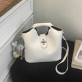 Sac seau beige minimaliste avec fermoir argenté, bandoulière et pendentif peluche gris - Avec Pendentif / Blanc