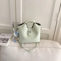 Sac seau vert clair en similicuir avec fermoir rotatif argenté et pendentif lapin - Avec Pendentif / Vert Menthe