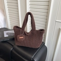 Bolso cubo minimalista de punto marrón oscuro con colgante de corazón y etiqueta a mano - Marrón