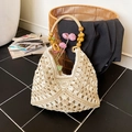 Borsa tote beige in paglia intrecciata con perline decorative in legno sui manici - Patchwork Bianco e Cachi
