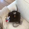 Sac seau rétro marron foncé avec fermoir doré et charme chiot sur un canapé - Avec Pendentif / Marron