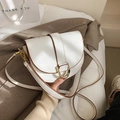 Elegante borsa a sella bianca con bordi marroni e dettagli dorati stile lifestyle - Bianco