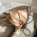 Elegante borsa a sella beige in pelle con dettagli dorati e tracolla regolabile - Cachi