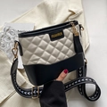 Borsa a tracolla trapuntata bianca e nera con elegante tracolla larga intrecciata - Bianco Sporco