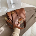 Borsa a sella classica in pelle marrone con fibbia dorata e tracolla regolabile - Marrone