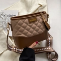Borsa hobo trapuntata in patchwork marrone con ampia tracolla in tessuto a righe - Cachi