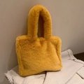 Bolso tote de piel sintética amarilla con textura suave de pelo largo y asas gruesas - Amarillo