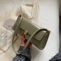 Bolso baguette de cuero brillante verde oliva con cierre de metal bronce como bolso de hombro - Verde