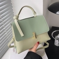 Borsa a mano bicolore verde salvia e crema con fibbia dorata e tracolla regolabile - Verde
