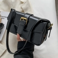 Bolso de hombro negro brillante con hebilla dorada vintage y acabado efecto espejo - Negro