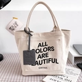 Bolso tote de lona crema con tipografía negra y etiqueta de marca en gris oscuro elegante - Grande / Blanco