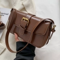 Bolso bandolera retro marrón de cuero sintético pulido con hebilla dorada y correa fina - Marrón
