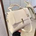Elegante borsa a tracolla beige con manico superiore e chiusura dorata dal design minimalista - Bianco Sporco