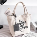 Bolso tote de lona blanco crema con eslogan All Colors Are Beautiful y etiqueta de cuero - Mediano / Blanco