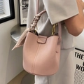 Sac seau en cuir rose grainé avec poignée en foulard de soie et détails dorés - Rose