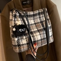 Bolso tote grande de tweed a cuadros en blanco y negro con un colgante de peluche - Negro Con Colgante De Conejo
