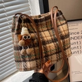 Bolso tote vintage a cuadros de lana marrón con un lindo colgante de peluche - Marrón con Colgante