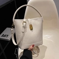 Borsa a secchiello bianco crema con texture plissettata e fibbia in metallo dorato - Bianco Sporco