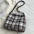 Bolso tote de cuadros en tweed blanco y negro con elegantes correas de cuero finas - Negro sin Colgante