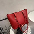 Tragetasche aus dunkelrotem Leder mit Litchi-Muster, Doppelgriffen und Metallbeschlägen - Rot