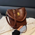 Borsa a secchiello marrone scuro in pelle cerata con fibbia dorata e tracolle - Marrone